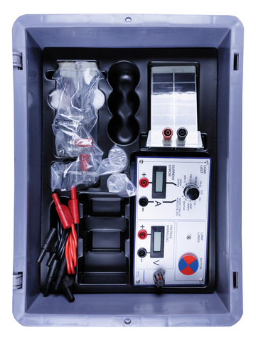 Das Bild zeigt ein Experimentier-Kit mit verschiedenen elektrischen Komponenten, das in einem stabilen Gehäuse untergebracht ist. Es enthält ein Messgerät für Strom und Spannung sowie Kabel und Zubehör für praktische Experimente im schulischen Umfeld.