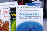Das Bild zeigt mehrere Unterrichtsmaterialien zum Thema Wasserstoff und Energie für die Sekundarstufe, die in einem Online-Shop für Experimentierbedarf angeboten werden. Die Cover der Bücher heben verschiedene Aspekte der Physik und Chemie hervor, wobei der Fokus auf Wasserstoff als zukünftige Energiequelle liegt.