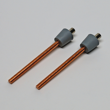 Das Bild zeigt zwei Kupferstäbe mit grauen Gummihülsen an den oberen Enden. Diese Stäbe könnten in experimentellen Anwendungen, wie der Elektrochemie oder in elektrotechnischen Versuchen, verwendet werden.
