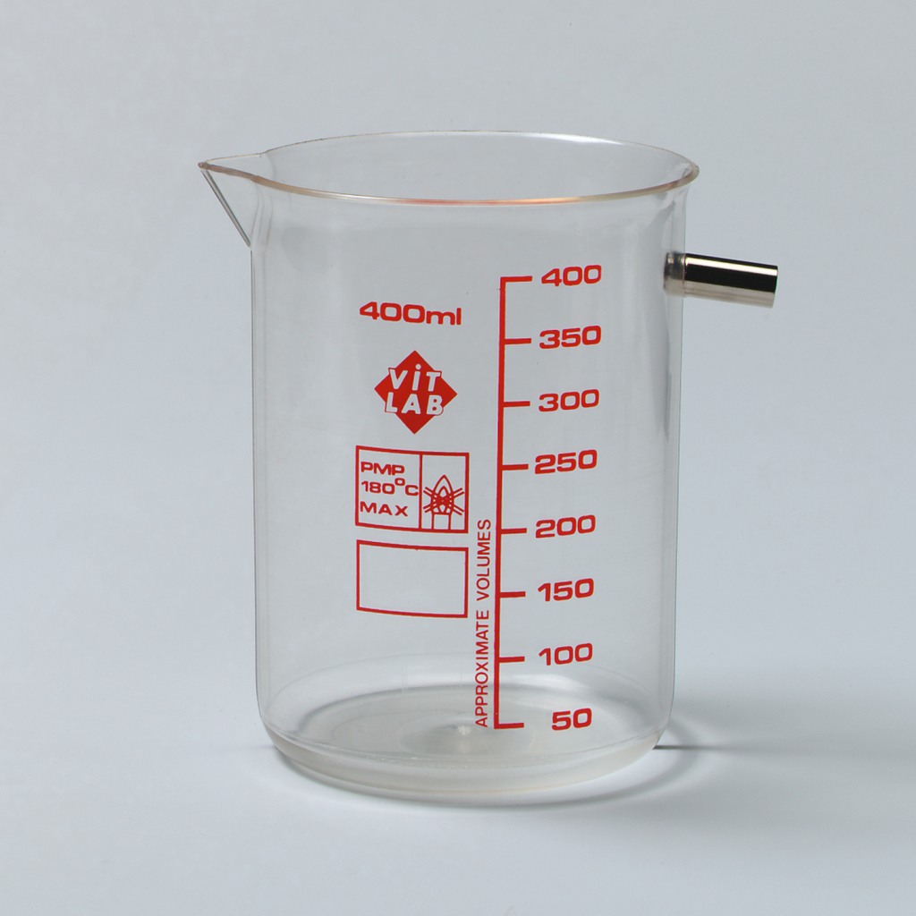 Das Bild zeigt einen transparenten Messbecher mit einer Kapazität von 400 ml, der an der Seite mit roten Skalen für verschiedene Volumina versehen ist. Er verfügt über einen Ausguss und ist für den Gebrauch in Laboren und Experimenten im Bildungswesen konzipiert.