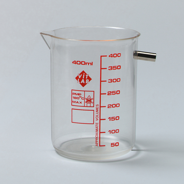 Das Bild zeigt einen transparenten Messbecher mit einer Kapazität von 400 ml, der an der Seite mit roten Skalen für verschiedene Volumina versehen ist. Er verfügt über einen Ausguss und ist für den Gebrauch in Laboren und Experimenten im Bildungswesen konzipiert.