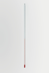 Das Bild zeigt ein transparentes Glasthermometer mit einer roten Flüssigkeit, die den Temperaturstand anzeigt. Es ist auf einem weißen Hintergrund platziert und eignet sich für Experimente im Bildungsbereich.