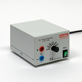 Das Bild zeigt ein Stromversorgungseinheit mit einer Eingangsspannung von 0 bis 6 Volt und einer maximalen Stromstärke von 2,5 Ampere. An der Vorderseite befinden sich regelbare Anschlüsse für positive und negative Pole sowie ein ein- und ausschaltbarer Netzschalter.