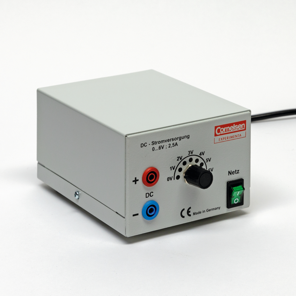 Das Bild zeigt ein Stromversorgungseinheit mit einer Eingangsspannung von 0 bis 6 Volt und einer maximalen Stromstärke von 2,5 Ampere. An der Vorderseite befinden sich regelbare Anschlüsse für positive und negative Pole sowie ein ein- und ausschaltbarer Netzschalter.