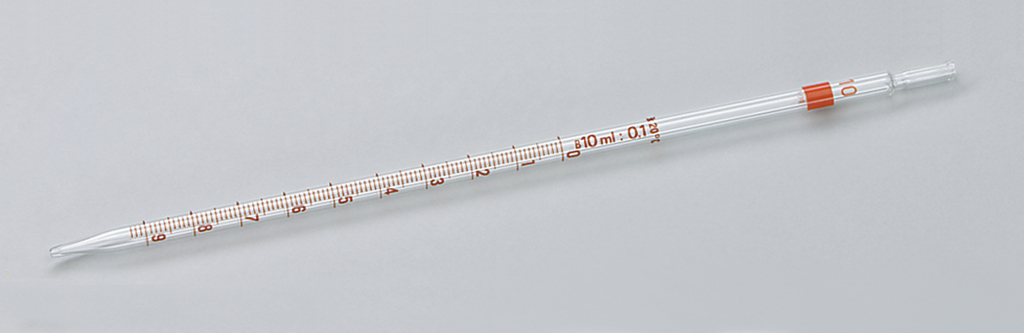 Das Bild zeigt eine Glaspipette mit einer Skala, die bis zu 10 ml reicht. Sie ist transparent mit orangefarbenen Markierungen zur genauen Abmessung von Flüssigkeiten in Experimenten.
