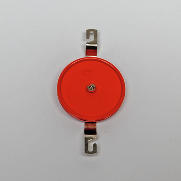 Das Bild zeigt eine rote Schnurrolle mit einem stabilen Metallhaken an der Seite. Dieses Gerät wird häufig im Bildungsbereich verwendet, um Messungen durchzuführen oder als Teil von Experimenten.
