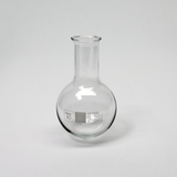 Das Bild zeigt einen klaren, gläsernen Erlenmeyerkolben mit einem Fassungsvermögen von 250 ml. Der Kolben hat eine breite, kugelförmige Basis und einen schmalen Hals, geeignet für chemische Experimente.