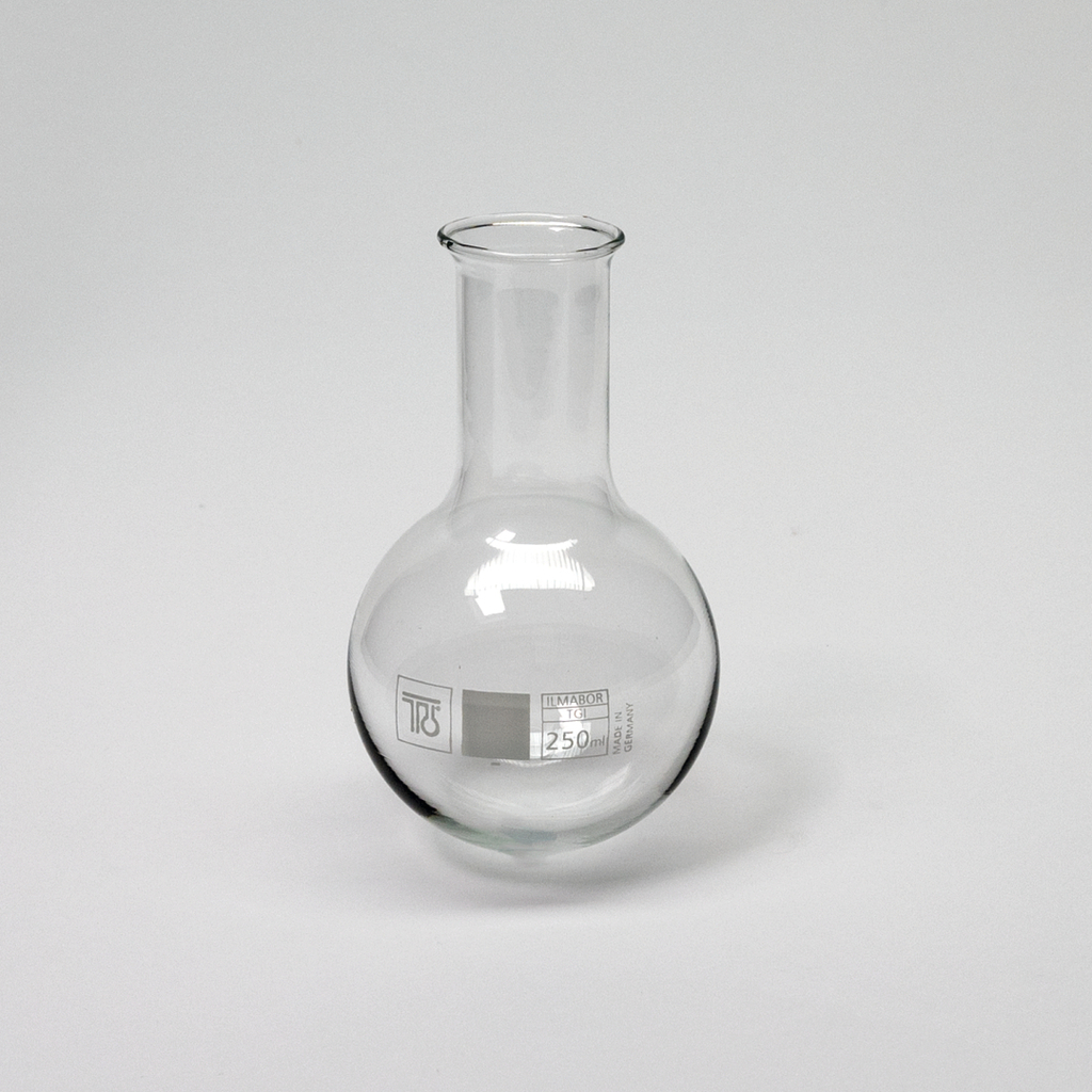 Das Bild zeigt einen klaren, gläsernen Erlenmeyerkolben mit einem Fassungsvermögen von 250 ml. Der Kolben hat eine breite, kugelförmige Basis und einen schmalen Hals, geeignet für chemische Experimente.
