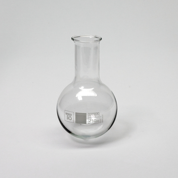 Das Bild zeigt einen klaren, gläsernen Erlenmeyerkolben mit einem Fassungsvermögen von 250 ml. Der Kolben hat eine breite, kugelförmige Basis und einen schmalen Hals, geeignet für chemische Experimente.