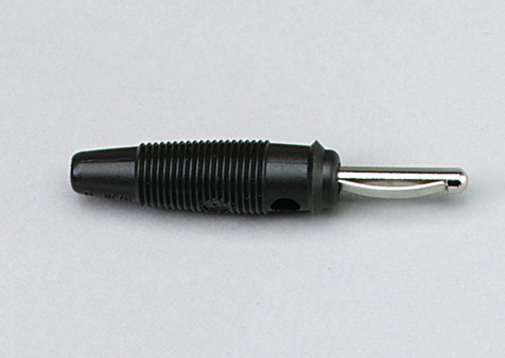 Das Bild zeigt einen schwarzen Stecker mit einem metallischen Kontakt. Dieser Stecker gehört zu Experimentierbedarf und wird häufig in der Bildungsarbeit genutzt, um elektrische Verbindungen herzustellen.