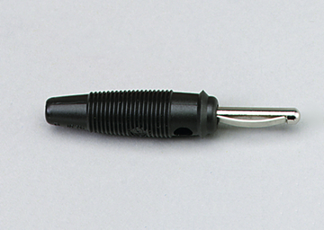 Das Bild zeigt einen schwarzen Stecker mit einem metallischen Kontakt. Dieser Stecker gehört zu Experimentierbedarf und wird häufig in der Bildungsarbeit genutzt, um elektrische Verbindungen herzustellen.