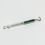 Das Bild zeigt ein Messgerät, das mit einer Skala zur Gewichtserfassung und zwei Haken ausgestattet ist. Es dient zur Durchführung von physikalischen Experimenten im Bildungsbereich.