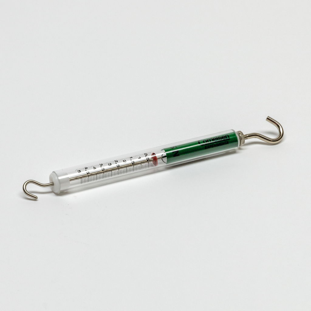 Das Bild zeigt ein Messgerät, das mit einer Skala zur Gewichtserfassung und zwei Haken ausgestattet ist. Es dient zur Durchführung von physikalischen Experimenten im Bildungsbereich.