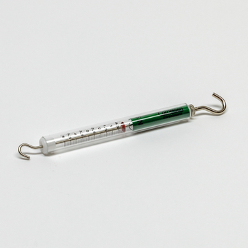 Das Bild zeigt ein Messgerät, das mit einer Skala zur Gewichtserfassung und zwei Haken ausgestattet ist. Es dient zur Durchführung von physikalischen Experimenten im Bildungsbereich.