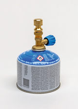 Das Bild zeigt eine blau beschichtete Gasflasche mit einem Ventil, die Propan und Butan enthält. Sie ist für den Einsatz in Experimenten im Bildungswesen konzipiert und weist sicherheitsrelevante Hinweise auf.