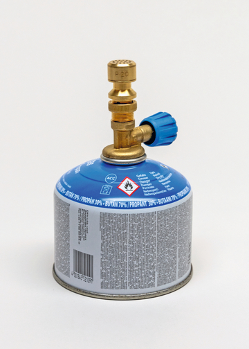 Das Bild zeigt eine blau beschichtete Gasflasche mit einem Ventil, die Propan und Butan enthält. Sie ist für den Einsatz in Experimenten im Bildungswesen konzipiert und weist sicherheitsrelevante Hinweise auf.