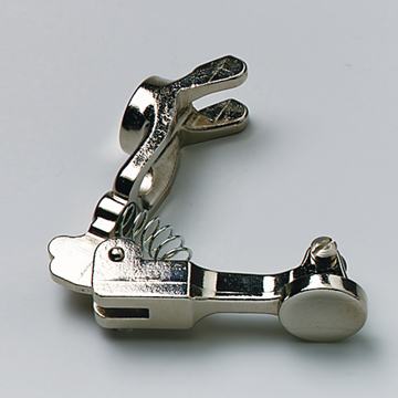 Das Bild zeigt ein metallisches Experimentierinstrument mit verschiedenen beweglichen Teilen, das vermutlich in der schulischen Experimentierausstattung verwendet wird. Es könnte sich um ein Gerät handeln, das zur Durchführung physikalischer oder mechanischer Experimente dient.