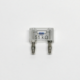 Das Bild zeigt einen Widerstand mit einem Wert von 51 kΩ, der in einem transparenten Gehäuse untergebracht ist. An beiden Enden befinden sich Anschlussklemmen, die eine einfache Integration in experimentelle Aufbauten ermöglichen.