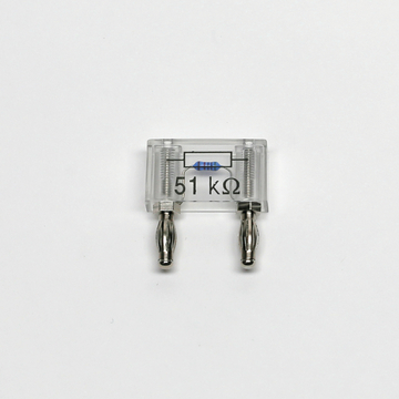 Das Bild zeigt einen Widerstand mit einem Wert von 51 kΩ, der in einem transparenten Gehäuse untergebracht ist. An beiden Enden befinden sich Anschlussklemmen, die eine einfache Integration in experimentelle Aufbauten ermöglichen.