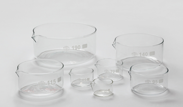 Auf dem Bild sind six Glaskolben in verschiedenen Größen zu sehen, die transparent und mit feinen Skalen versehen sind. Diese Gefäße sind ideal für chemische Experimente im Bildungsbereich und eignen sich zum Messen und Mischen von Flüssigkeiten.