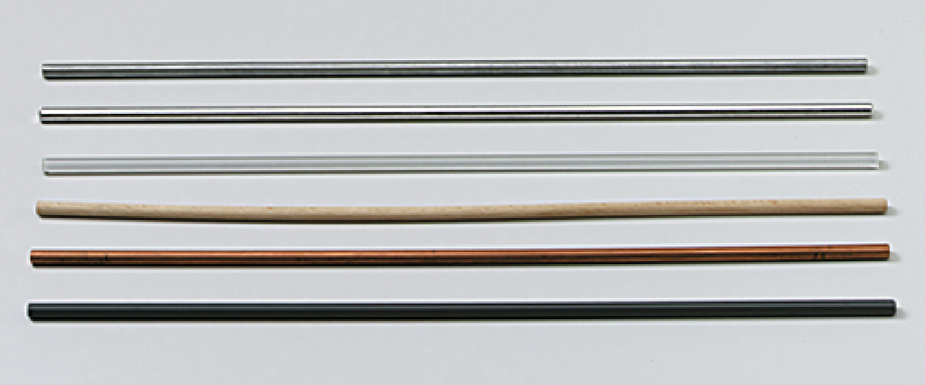Das Bild zeigt sechs verschiedene Stäbe, die in einem Online-Shop für Experimentierbedarf angeboten werden. Die Stäbe variieren in Material und Farbe und können für unterschiedliche Zwecke im Bildungsbereich eingesetzt werden.