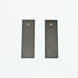 Das Bild zeigt zwei rechteckige Metallplatten, die aus Eisen (Fe) bestehen. Jede Platte ist mit einem Loch versehen, was auf ihre Verwendung in Experimenten oder in der Bildungsarbeit hinweist.