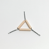 Das Bild zeigt drei Holzstangen, die durch gedrehte Drahtstücke in Form eines Dreiecks verbunden sind. Diese Anordnung könnte für physikalische Experimente oder als Lehrmittel im Bildungsbereich dienen.