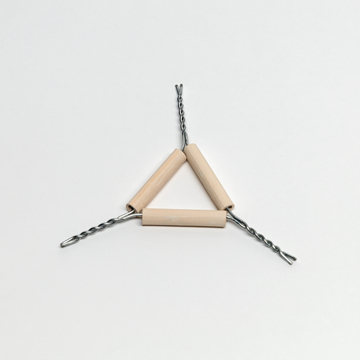 Das Bild zeigt drei Holzstangen, die durch gedrehte Drahtstücke in Form eines Dreiecks verbunden sind. Diese Anordnung könnte für physikalische Experimente oder als Lehrmittel im Bildungsbereich dienen.