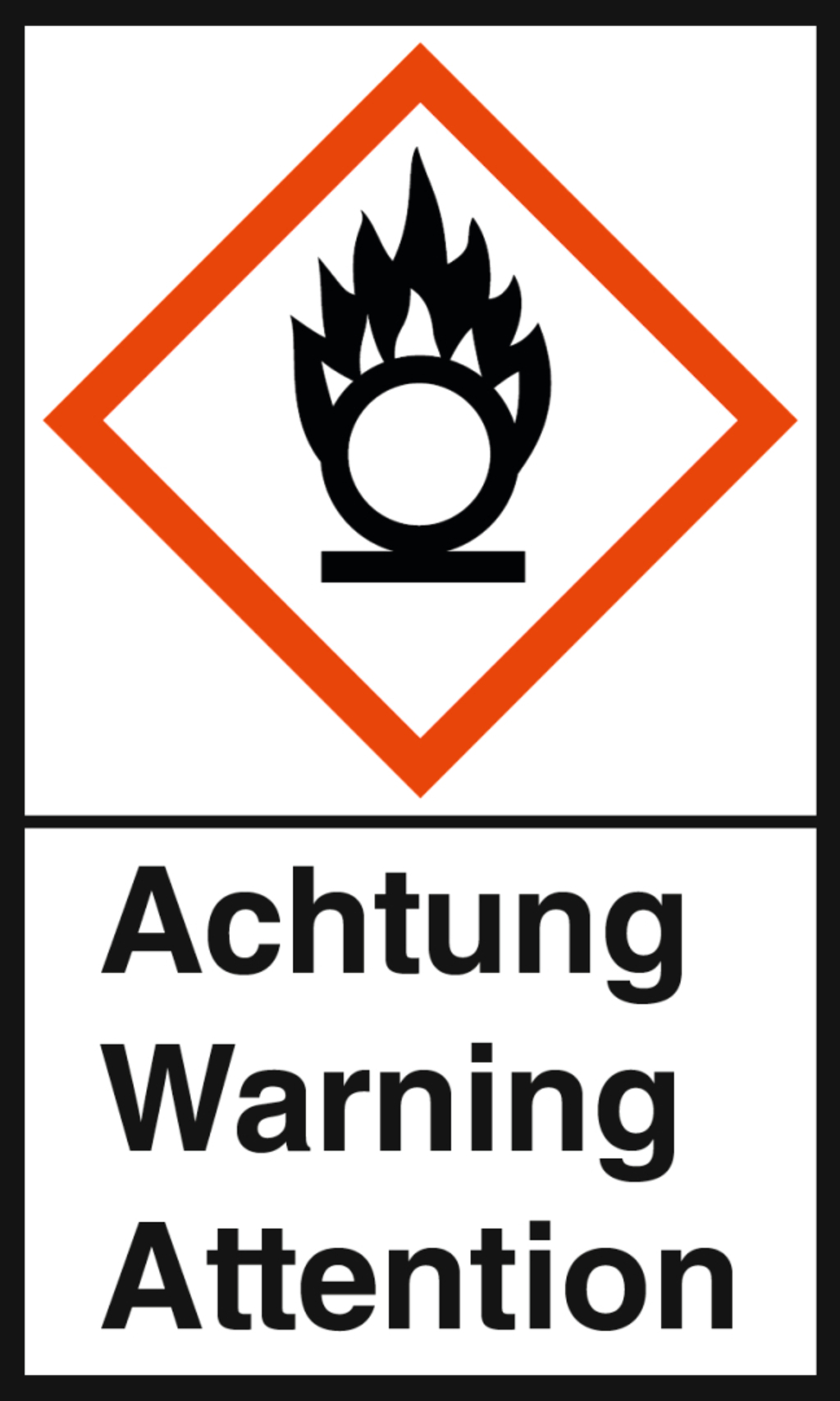 Das Bild zeigt ein Warnsymbol mit einem brennenden Kreis in einem orangefarbenen rhombischen Rahmen. Darunter stehen die Wörter „Achtung“, „Warning“ und „Attention“ in großen, klaren Buchstaben, um auf Gefahren aufmerksam zu machen.