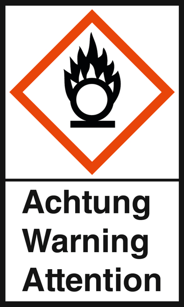 Das Bild zeigt ein Warnsymbol mit einem brennenden Kreis in einem orangefarbenen rhombischen Rahmen. Darunter stehen die Wörter „Achtung“, „Warning“ und „Attention“ in großen, klaren Buchstaben, um auf Gefahren aufmerksam zu machen.