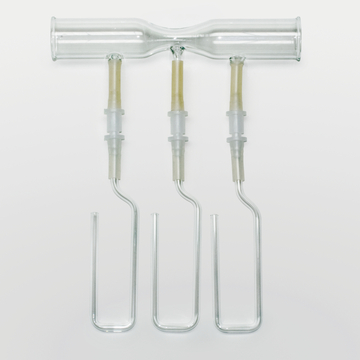 Das Bild zeigt ein gläsernes Experimentiergerät mit zwei verbundenen Röhren und drei Auslässen. Dieses Zubehör wird häufig für chemische Experimente in Bildungseinrichtungen eingesetzt.