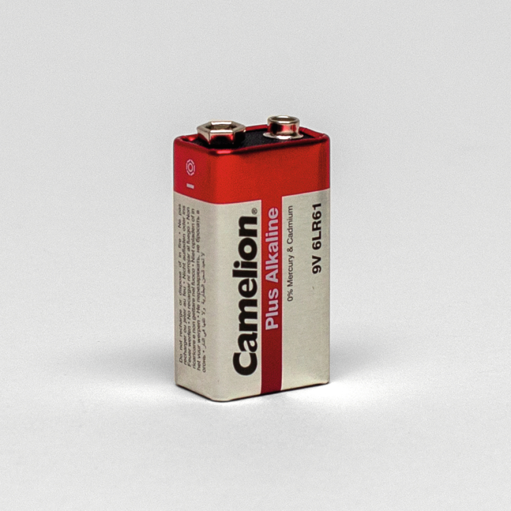 Auf dem Bild ist eine 9-Volt-Alkaline-Batterie der Marke Camelion abgebildet. Die Batterie trägt die Aufschrift "Plus Alkaline" und ist mit Informationen über umweltfreundliche Eigenschaften versehen.