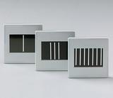 Das Bild zeigt drei Schachteleinheiten mit unterschiedlichen schwarzen Hintergrundmustern. Jedes Muster besteht aus vertikalen weißen Streifen, die in Anzahl und Abstand variieren und für experimentelle Zwecke im Bildungsbereich genutzt werden können.