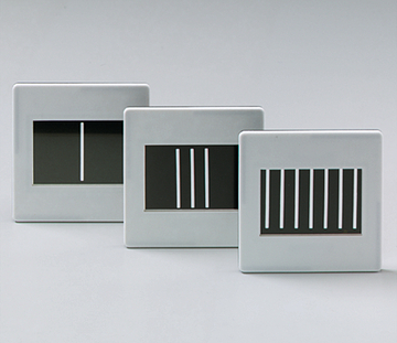 Das Bild zeigt drei Schachteleinheiten mit unterschiedlichen schwarzen Hintergrundmustern. Jedes Muster besteht aus vertikalen weißen Streifen, die in Anzahl und Abstand variieren und für experimentelle Zwecke im Bildungsbereich genutzt werden können.