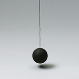 Das Bild zeigt eine schwarze Pendelkugel, die an einem dünnen Draht hängt. Der Hintergrund ist neutral und hebt das Exemplar deutlich hervor, was für Experimente im Bildungswesen geeignet ist.