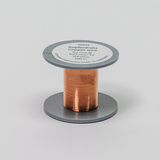 Das Bild zeigt eine Spule mit Kupferdraht, die für experimentelle Anwendungen im Bildungswesen geeignet ist. Der Draht hat einen Durchmesser von 0,2 mm und eine Länge von 100 m, was ihn vielseitig für verschiedene Projekte einsetzbar macht.