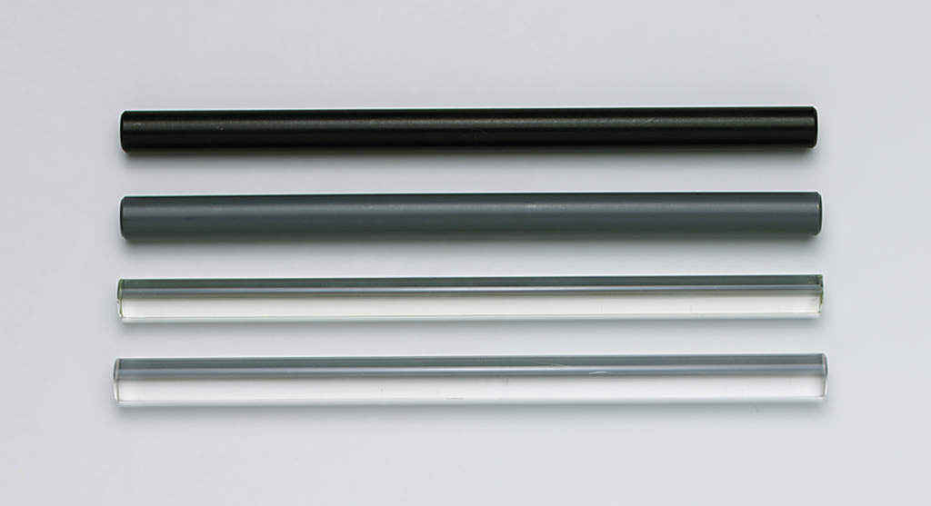 Das Bild zeigt vier unterschiedlich gefärbte Röhren, die in einem Online-Shop für Experimentierbedarf angeboten werden. Die Röhren bestehen aus verschiedenen Materialien und Größen und sind vor allem für Bildungszwecke im naturwissenschaftlichen Unterricht geeignet.