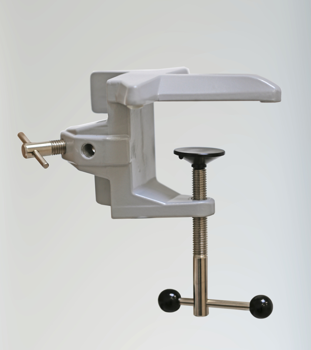 Das Bild zeigt einen grauen Versuchsschraubstock, der für Experimentierzwecke im Bildungswesen konzipiert ist. Er verfügt über eine einstellbare Schraube und eine stabile Basis, um Objekte sicher fixieren zu können.