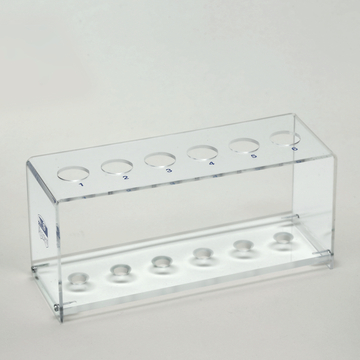 Das Bild zeigt einen transparenten Reagenzglasständer aus Acryl mit sechs runden Öffnungen für Reagenzgläser. Er ist eine nützliche Ausstattung für Experimente im Bildungswesen und ermöglicht eine übersichtliche Anordnung der Proben.