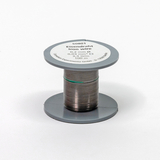 Das Bild zeigt eine Spule mit Eisen-Draht, die für experimentelle Zwecke im Bildungswesen verwendet wird. Der Draht hat einen Durchmesser von 0,2 mm und ist 100 Meter lang.