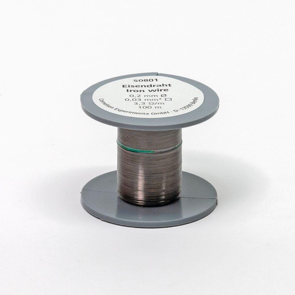 Das Bild zeigt eine Spule mit Eisen-Draht, die für experimentelle Zwecke im Bildungswesen verwendet wird. Der Draht hat einen Durchmesser von 0,2 mm und ist 100 Meter lang.