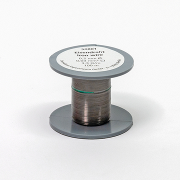 Das Bild zeigt eine Spule mit Eisen-Draht, die für experimentelle Zwecke im Bildungswesen verwendet wird. Der Draht hat einen Durchmesser von 0,2 mm und ist 100 Meter lang.