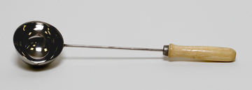 Das Bild zeigt eine Metallschöpfkelle mit einem langen Griff aus Holz. Sie ist ein nützliches Werkzeug für Experimente im Bildungsbereich, zum Beispiel zum Abmessen und Transportieren von Flüssigkeiten.