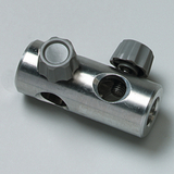 Das Bild zeigt ein metallisches Verbindungselement mit zwei grauen Stellknöpfen und mehreren Öffnungen. Es könnte Teil einer experimentellen Apparatur im Bildungsbereich sein, wahrscheinlich zur Regulierung von Flüssigkeiten oder Gasen.