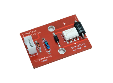 Das Bild zeigt eine rote Leiterplatte mit mehreren elektronischen Bauelementen, darunter Widerstände, Transistoren und einen Schalter. Die Plakette ist für den Bildungsbereich konzipiert und trägt Beschriftungen zu Steuerung und maximalen Spannungswerten.