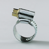 Das Bild zeigt einen metallischen Spannring mit einem angeschlossenen elektrischen Bauteil, das für experimentelle Zwecke im Bildungsbereich geeignet ist. Der Spannring scheint zur Befestigung oder Stabilisierung von Komponenten in einem Experiment zu dienen.