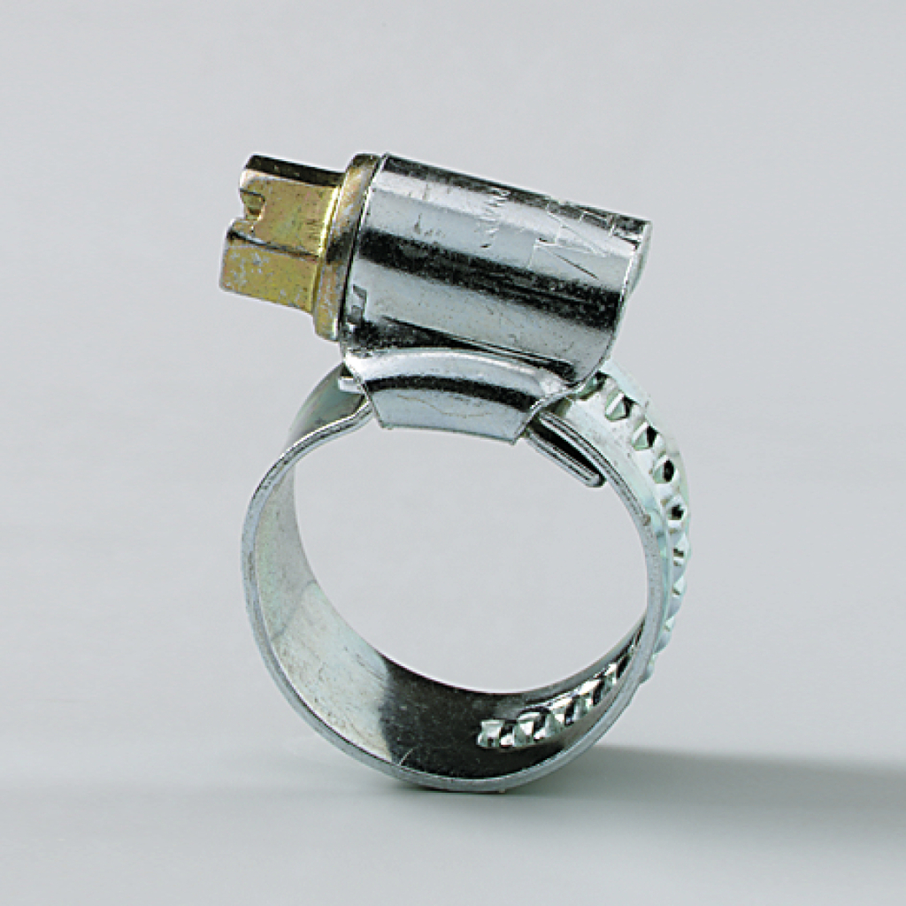 Das Bild zeigt einen metallischen Spannring mit einem angeschlossenen elektrischen Bauteil, das für experimentelle Zwecke im Bildungsbereich geeignet ist. Der Spannring scheint zur Befestigung oder Stabilisierung von Komponenten in einem Experiment zu dienen.