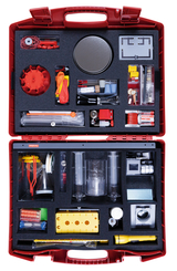 Das Bild zeigt einen roten Koffer, der mit verschiedenen Experimentiermaterialien für den Bildungsbereich ausgestattet ist. Die Inhalte umfassen verschiedene Behälter, Messinstrumente und experimentelle Geräte, die für naturwissenschaftliche Experimente verwendet werden können.