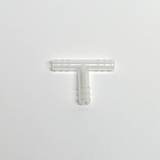 Das Bild zeigt ein transparentes T-Stück aus Kunststoff, das zur Verbindung von Schläuchen in Experimenten verwendet wird. Es hat zwei gleichmäßige Anschlüsse und einen mittleren Durchgang, ideal für den Einsatz im Bildungswesen.