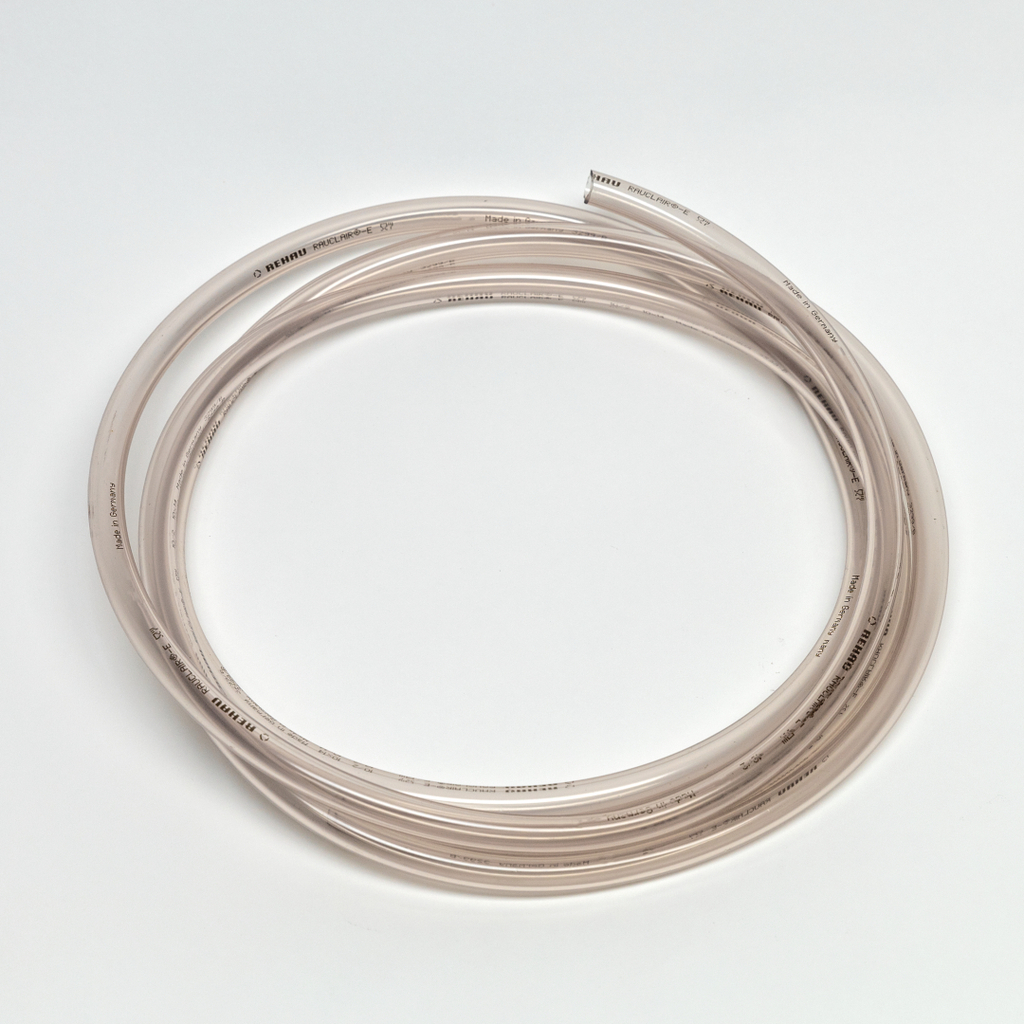 Das Bild zeigt mehrere transparente Rohre, die locker auf einem Untergrund angeordnet sind. Diese Rohre sind vermutlich für Experimente im Bildungswesen konzipiert und könnten in verschiedenen wissenschaftlichen Anwendungen genutzt werden.